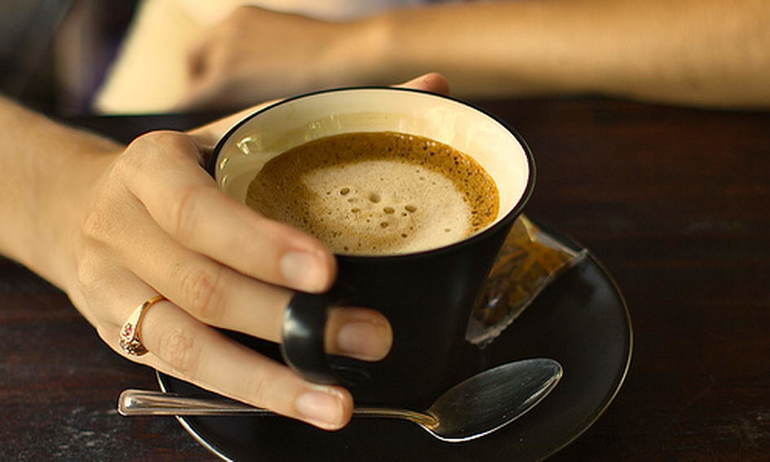 Почему кофеин бодрит по утрам