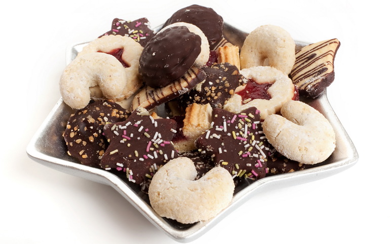 Положить в уголок различные сладости: конфеты, печенье.