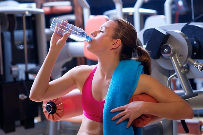 Почему во время занятий спортом нельзя пить воду