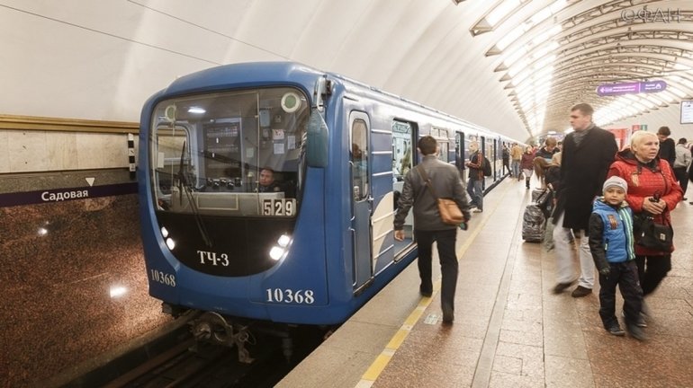 Вагоны российского метро окрашены в синий цвет