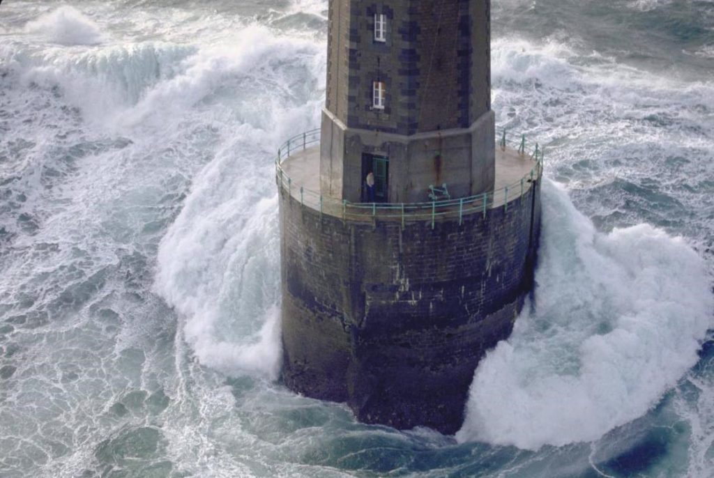 Посреди бури: Выжил ли смотритель маяка с легендарной фотографии?