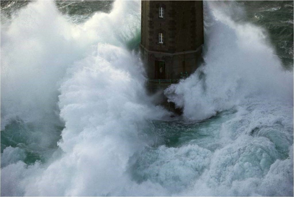 Посреди бури: Выжил ли смотритель маяка с легендарной фотографии?
