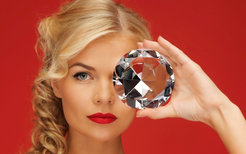 5 знаков Зодиака, которым нужно носить только бриллианты