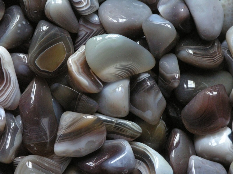 Камни нептуна. Агат – полосчатый халцедон минерал. Агат серый (камни (галтовка)). Агат Ботсвана камень. Иризирующий агат.